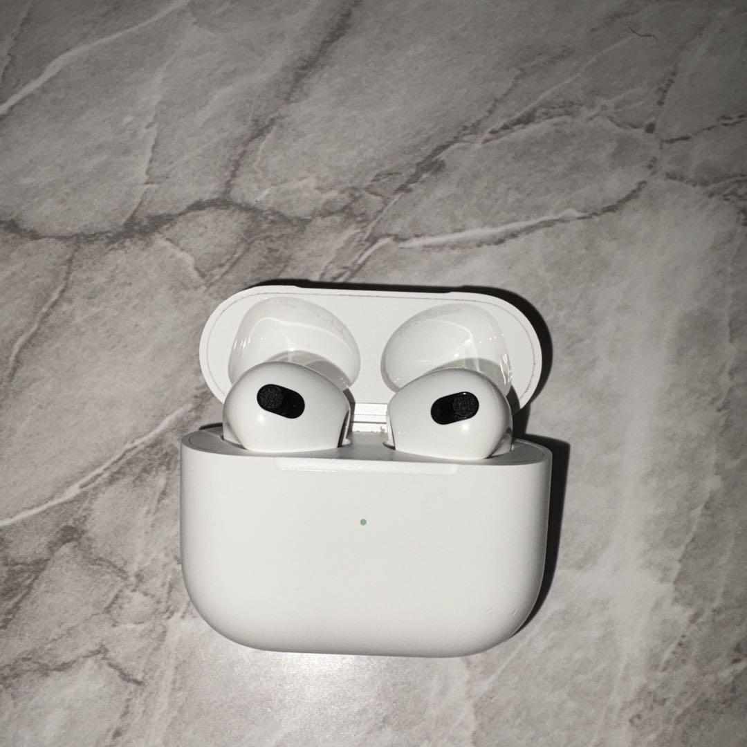 AirPods (第3世代) ホワイト 本体 充電ケース付き Lightning充電ケース付きAirPods（第3世代）[整備済製品