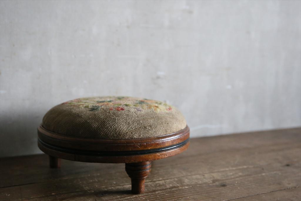 英国アンティーク木製フットスツール/オットマン/足置き/刺繍(74-201-2)