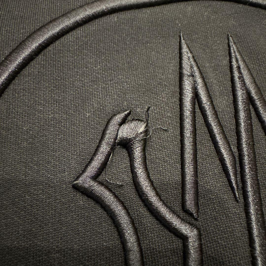 MONCLER ブラック エンボスロゴ スウェット