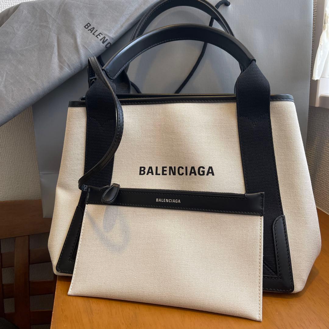 バレンシアガネイビーカバス