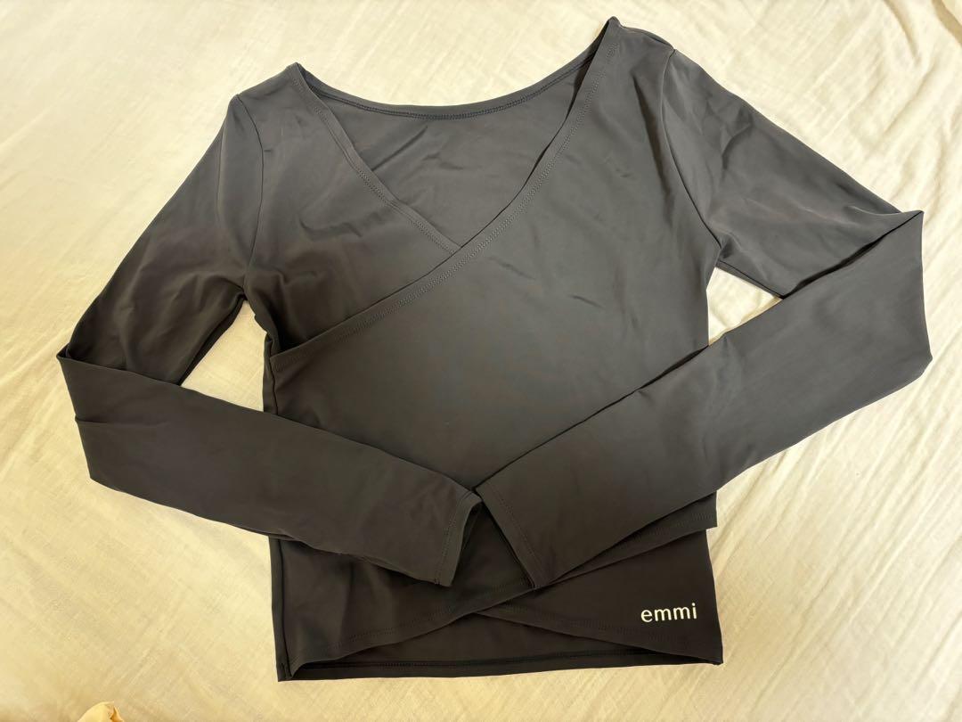 emmi yogaサスティナレッチプルオーバー　セット