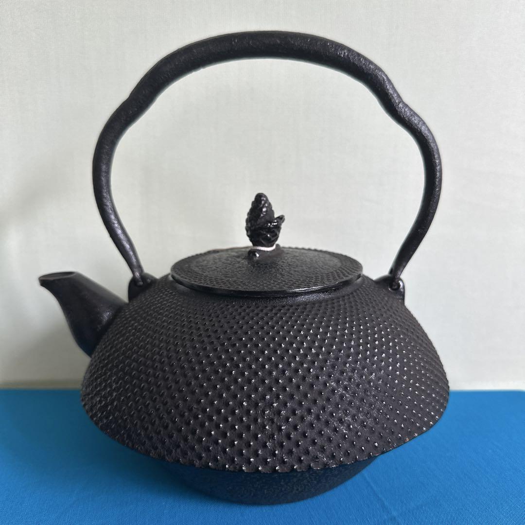 未使用品、長期保管品　錫半製　袋鉉　銅蓋　南部鉄瓶　南部鉄器　京鉄瓶　調理器具 南部鉄瓶 「玉型 花柄」 – KANAGU STORE