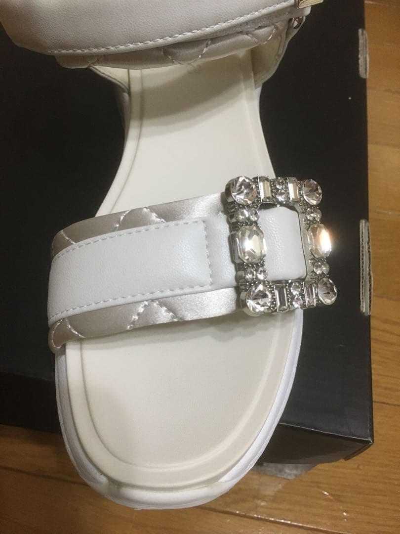 (新品箱未使用)沢山歩く日も活躍！ビジューつきエアクッションスポサン 新品箱未使用)沢山歩く日も活躍！ビジューつきエアクッション