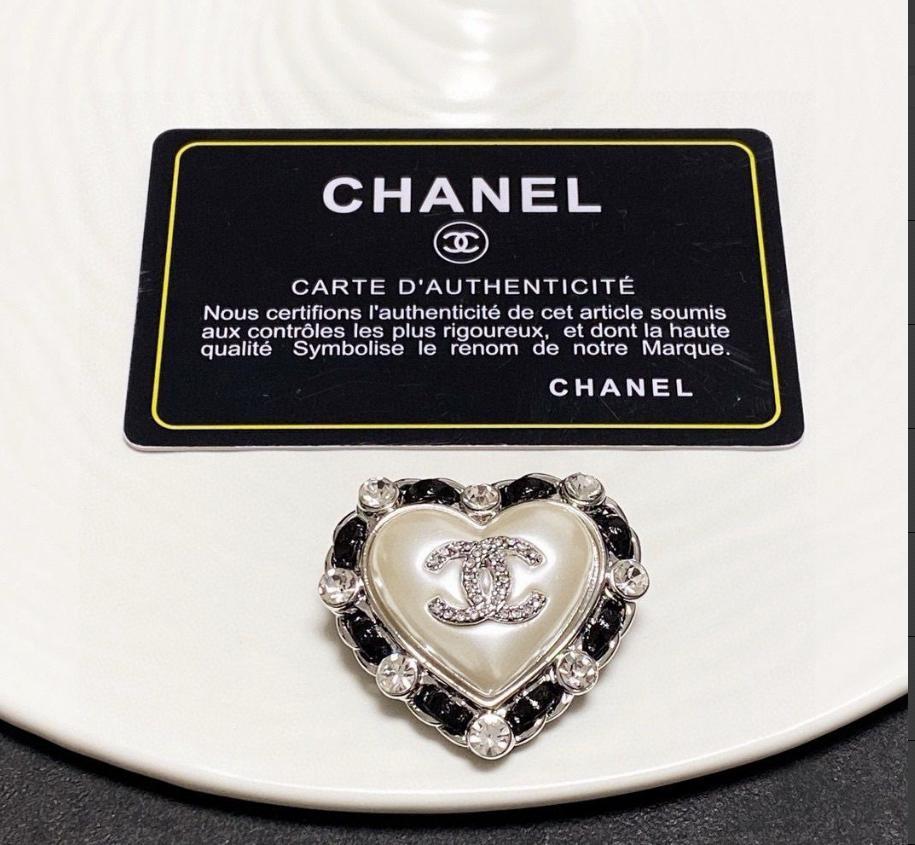 CHANEL ハート型ブローチ