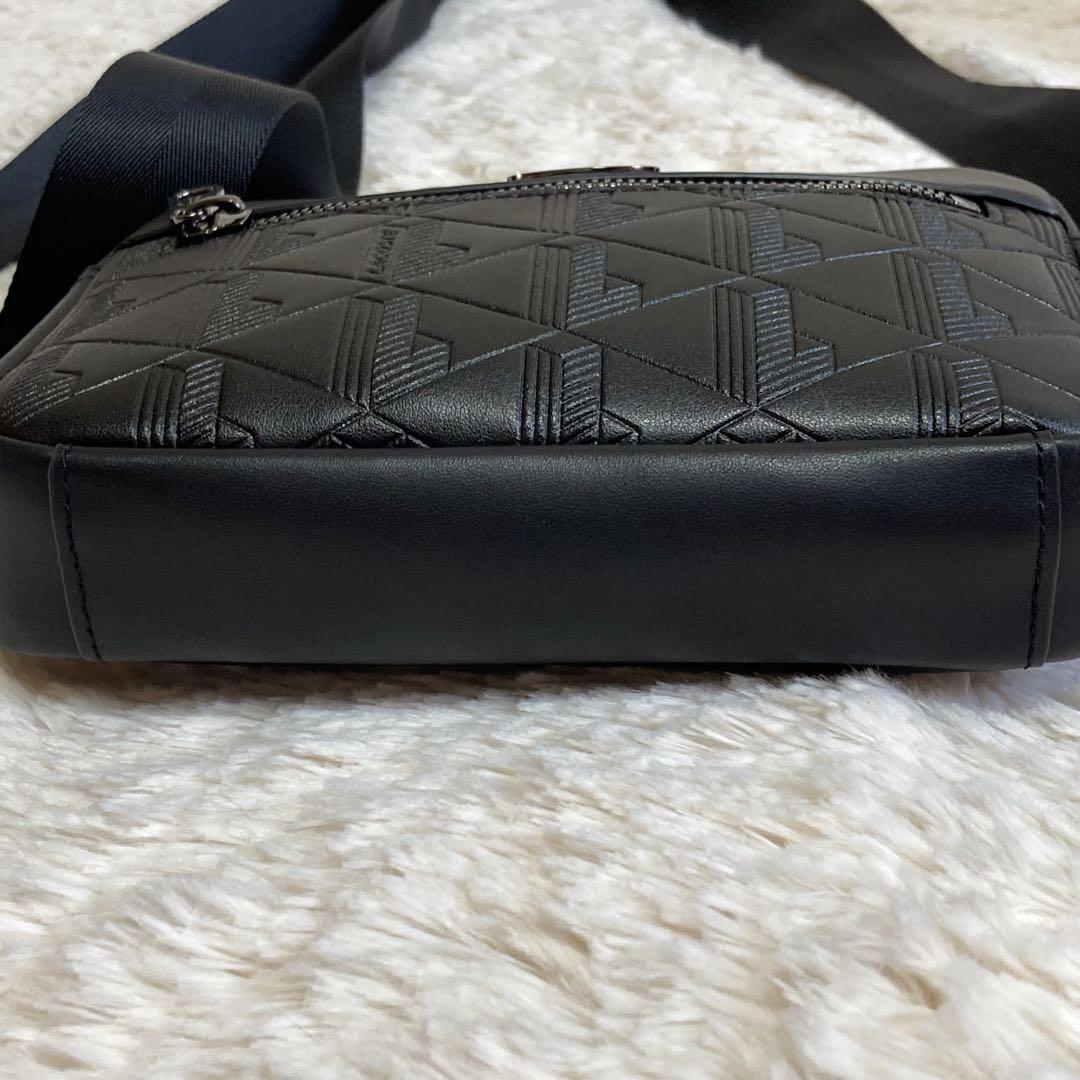 「高評価！」注目のレビュ 定価24200円】LACOSTE レザーモノグラムリポーターバッグ 型押し バッグ
