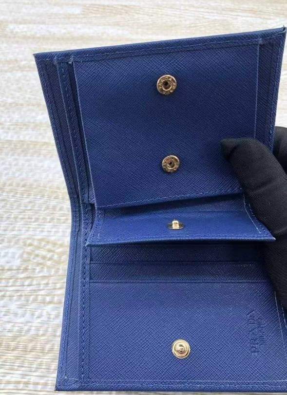 ⭐24時間内発送 PRADA 二つ折り財布 ネイビー ⭐24時間内発送 PRADA 二つ折り財布 ネイビー
