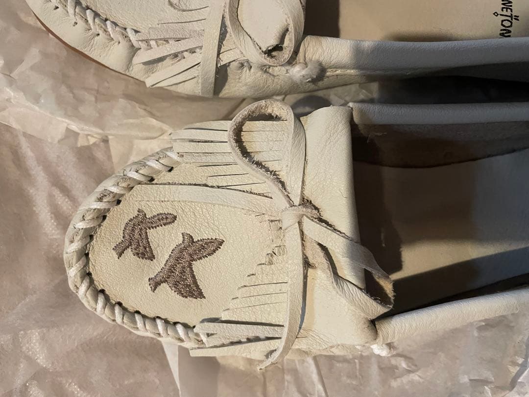 新品レアMINNETONKAミネトンカモカシン7 白 刺繍デッキシューズ24cm