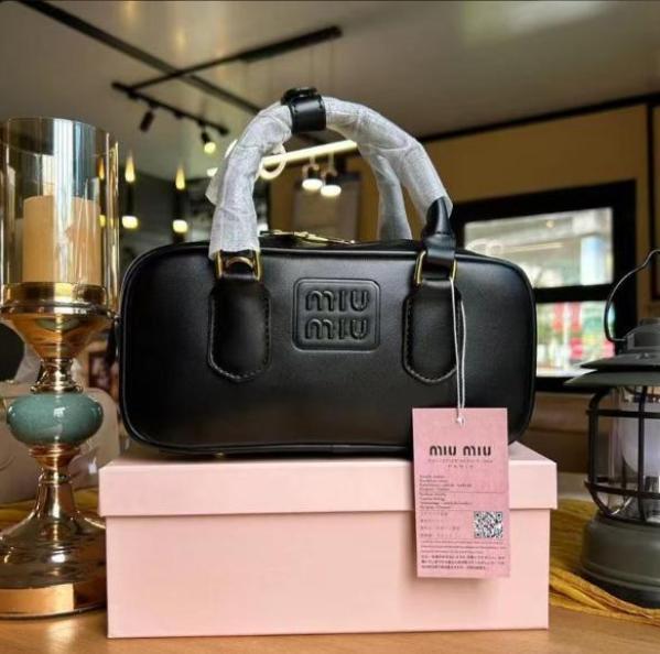 miumiu レディースショルダーバッグ