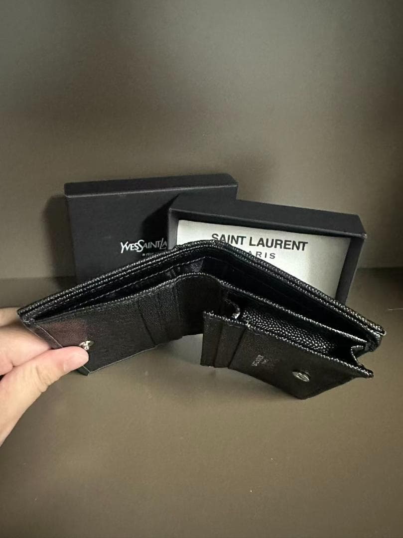 Yves Saint Laurent ブラック二つ折り財布 Yves Saint Laurent ブラック二つ折り財布