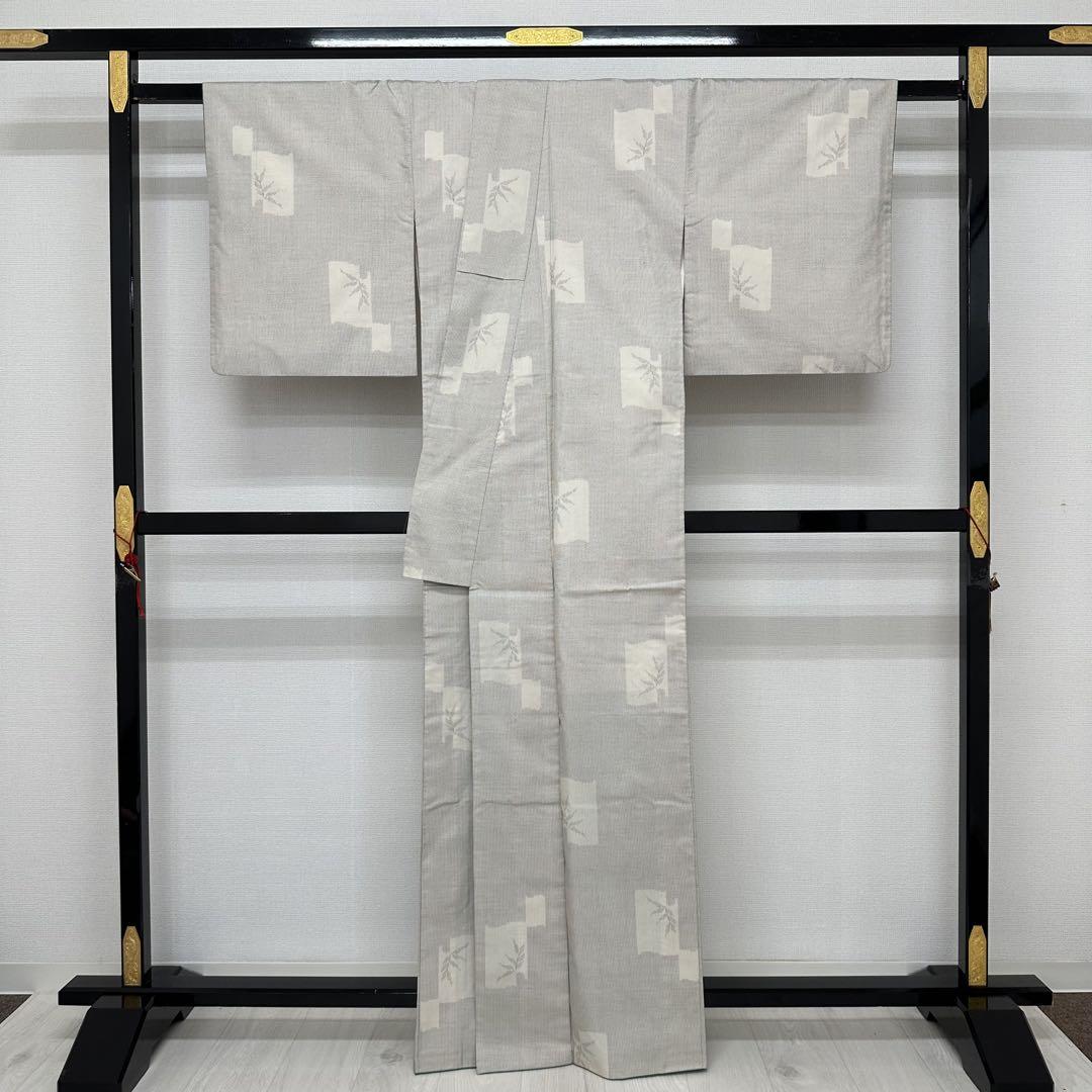 本場大島紬 白大島紬 飛び柄 上品な絣 裄66 着物 正絹 広衿 RK-4659 本場大島紬 白大島紬 飛び柄 上品な絣 裄66 着物 正絹 広衿 RK