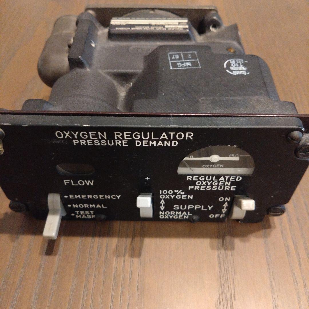 航空計器　OXYGEN REGULATOR