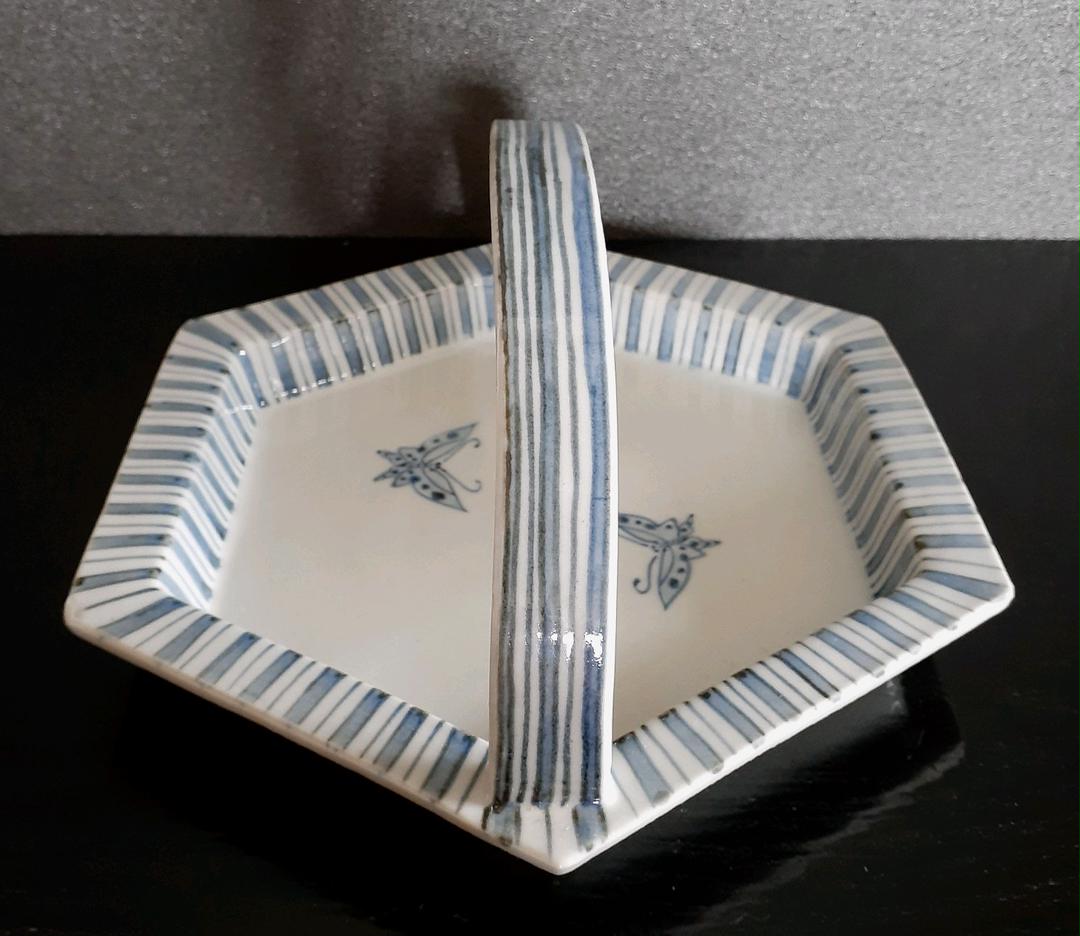 石川県無形文化財保持者 染付 蝶々図 手付鉢 共箱 cIJDR-m61572829144 日展特選作家 松本佐一 作 即納最新品