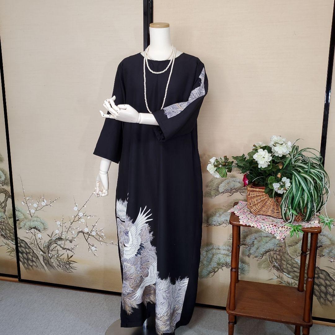 C895.着物リメイク、黒留袖、金箔、刺繍入り、ロングワンピース、リボン付き 金彩加工 黒留袖から ホルターネック ロングドレス 友禅 金加工