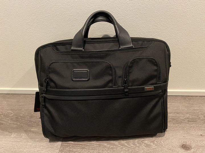 TUMI アルファ3 コンパクト ラージ スクリーン コンピューター ブリーフ