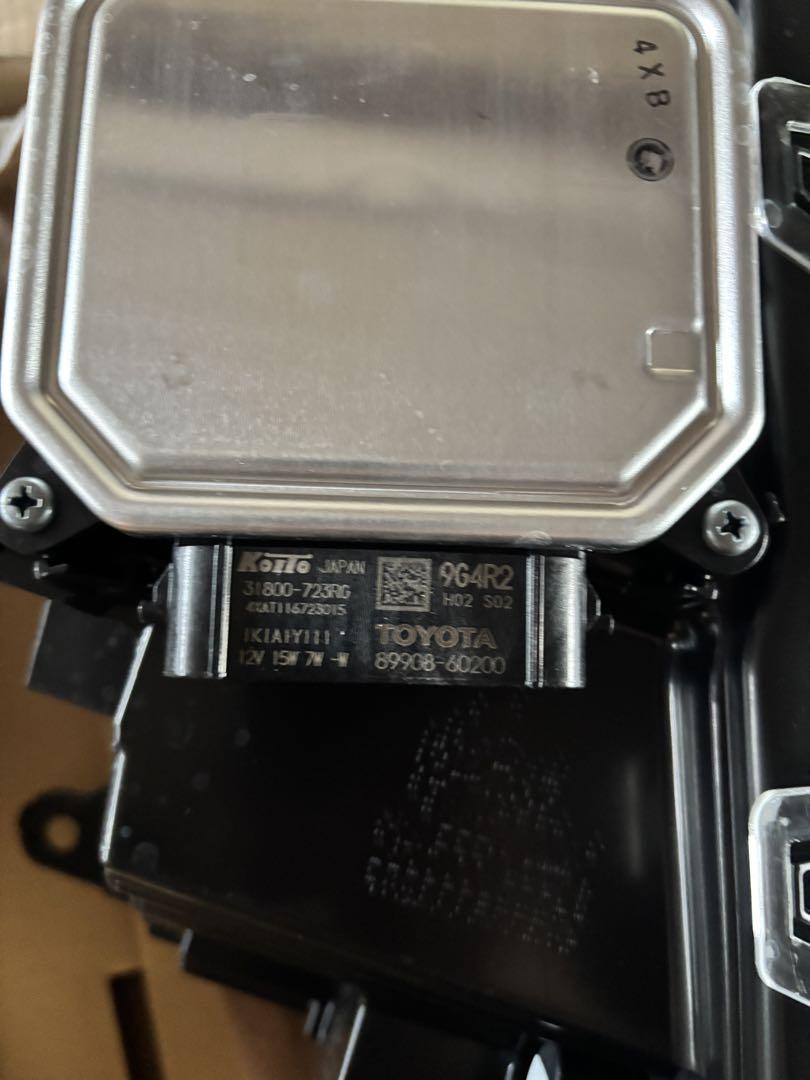 ランドクルーザー250VX ヘッドライト角目　純正新車外し