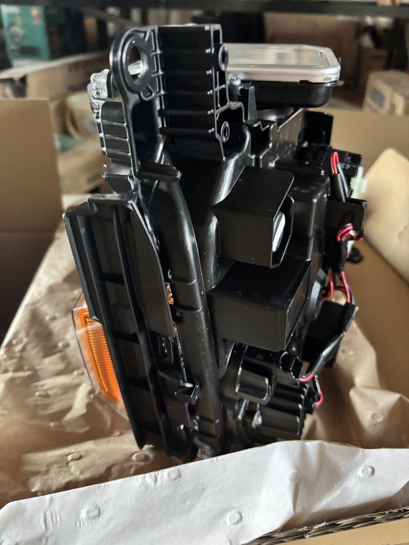 ランドクルーザー250VX ヘッドライト角目　純正新車外し