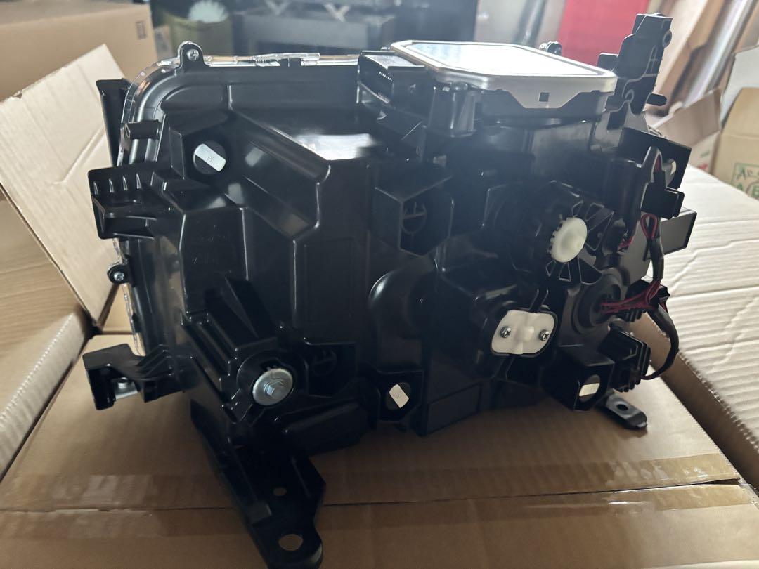 ランドクルーザー250VX ヘッドライト角目　純正新車外し