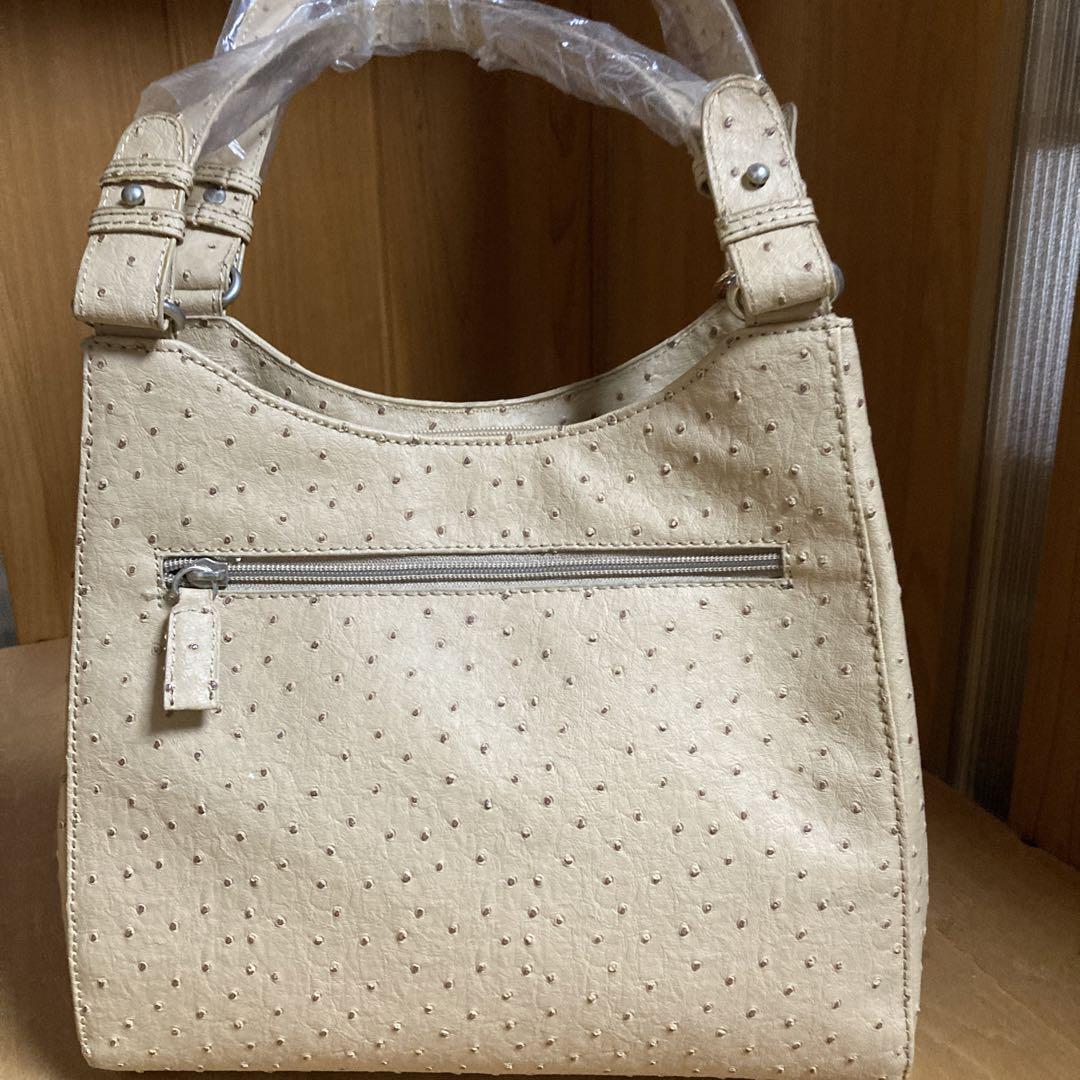スタッズ付きベージュハンドバッグ