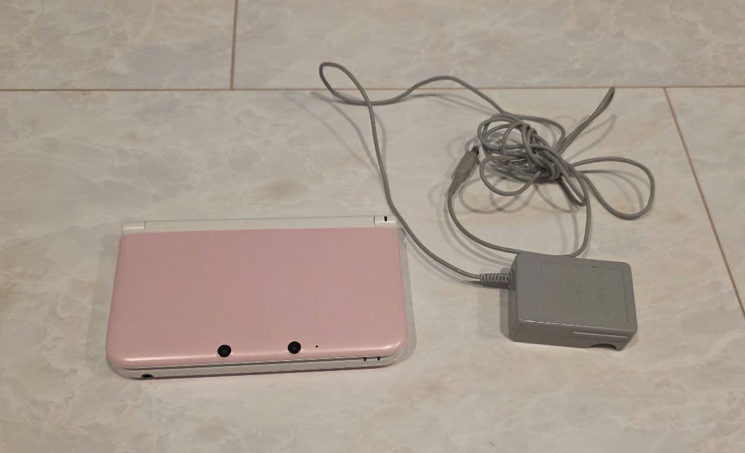 3DSLL ピンクホワイトやや傷や汚れあり