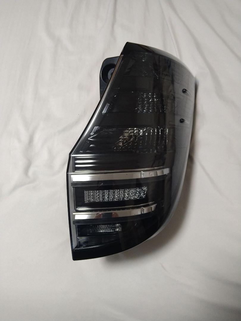 新型90VOXY右テールランプ中古品