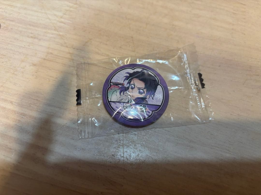 くら寿司 ピック 胡蝶しのぶ 缶バッチ - メルカリ