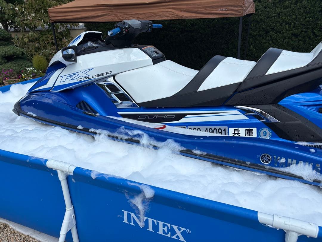 ヤマハ製の青と白の水上バイク、2017年製