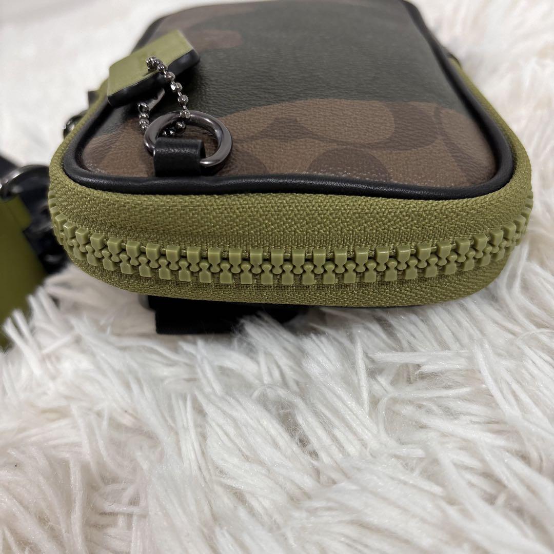 未使用級☆コーチ COACH ショルダーバッグ イヤホンホルダー付き 迷彩