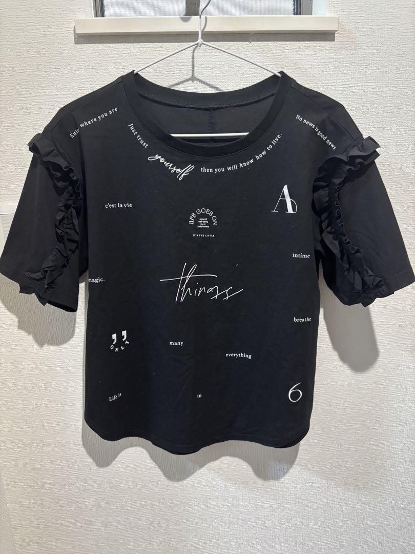 ショルダーフリルランダムロゴTシャツ