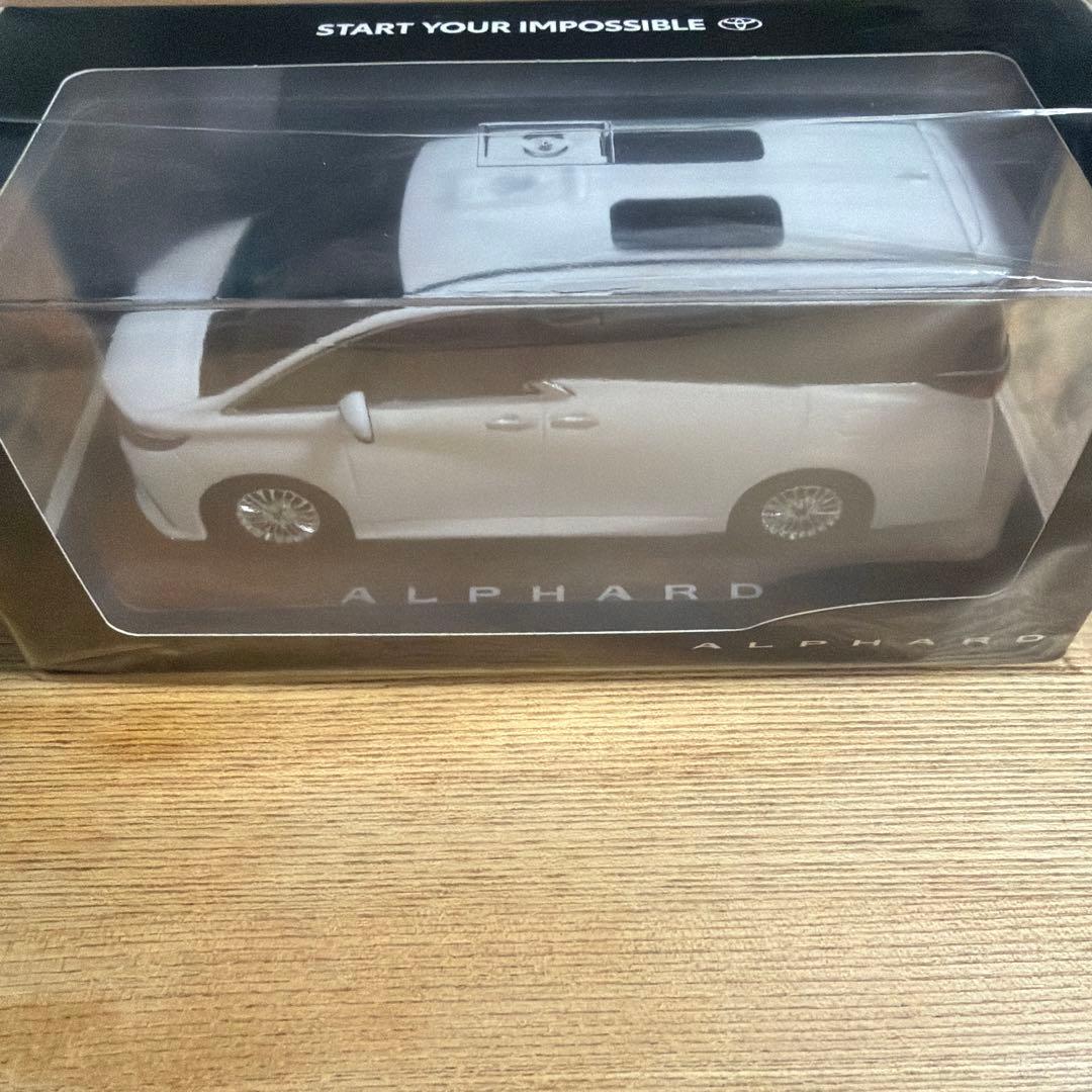 非売品　ALPHARD ホワイト ミニカー 透明ケース入り1/30スケール