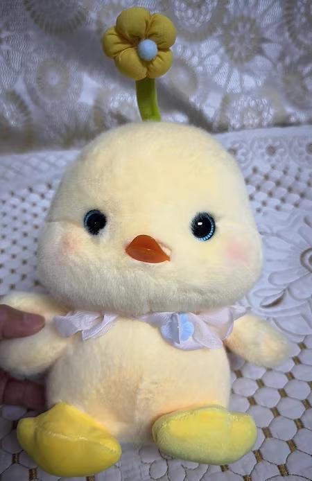 花の飾り付き黄色いひよこぬいぐるみ