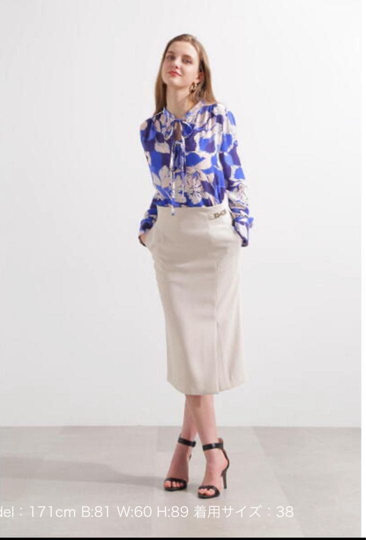 ピンキーアンドダイアン グラフィカルフラワープリントブラウス ブルー ピンキーアンドダイアン グラフィカルフラワープリントブラウス ブルー