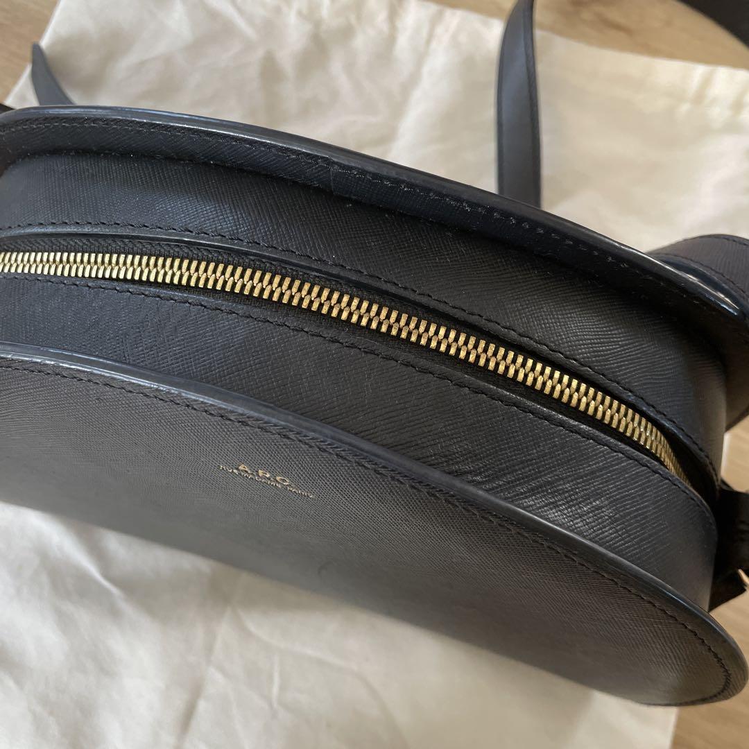 A.P.C. アーペーセー ハーフムーンバッグ エンボスレザー