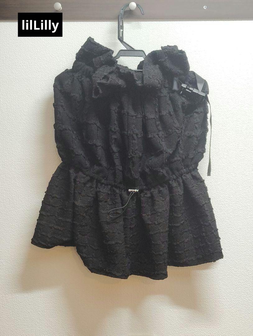 新品未使用 lilLilly フリル付き黒トップス 定価￥15,180