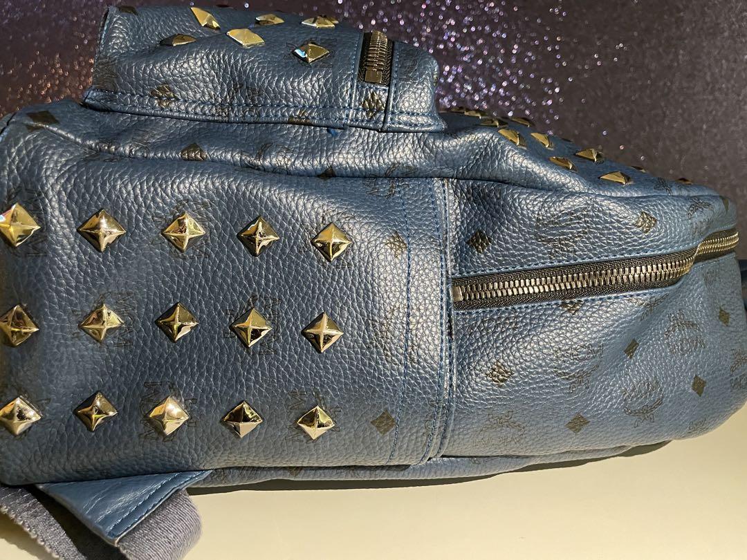 【希少色、美品】MCM スタッズ ロゴ バックパック ネイビー