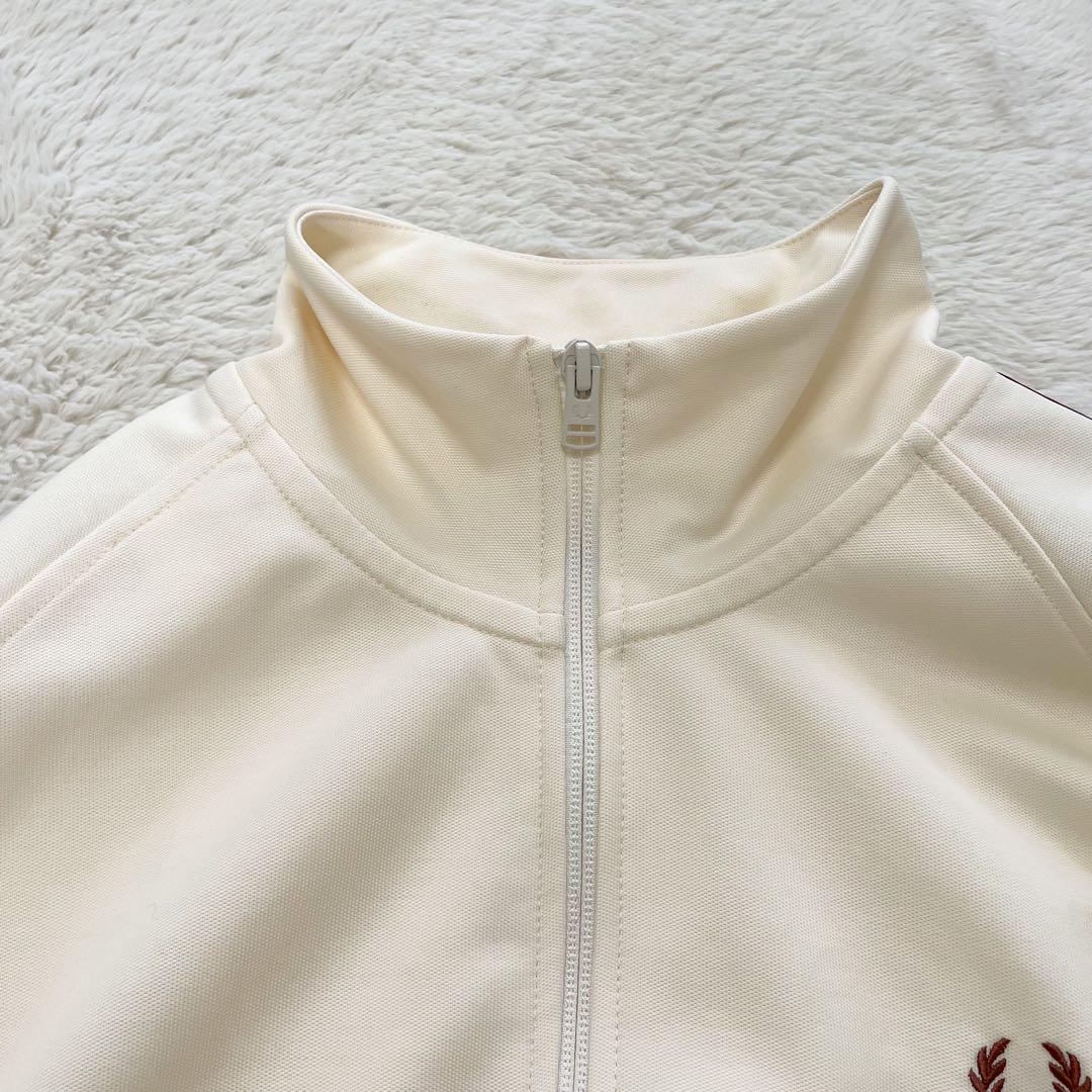 人気　FRED PERRY コントラスト テープ トラックジャケット　ロゴ