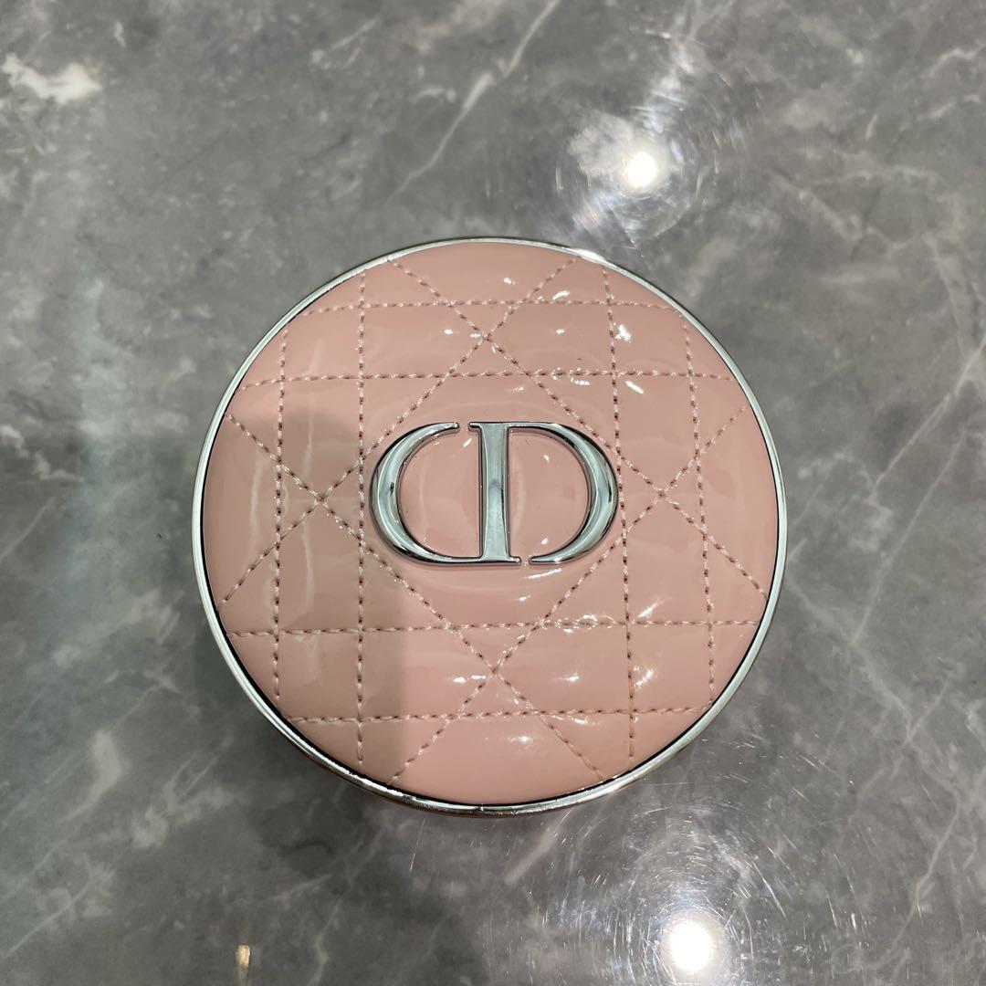 大人気新品をすべて Dior クッションファンデ 1N ケース付き - メルカリ ファンデーション