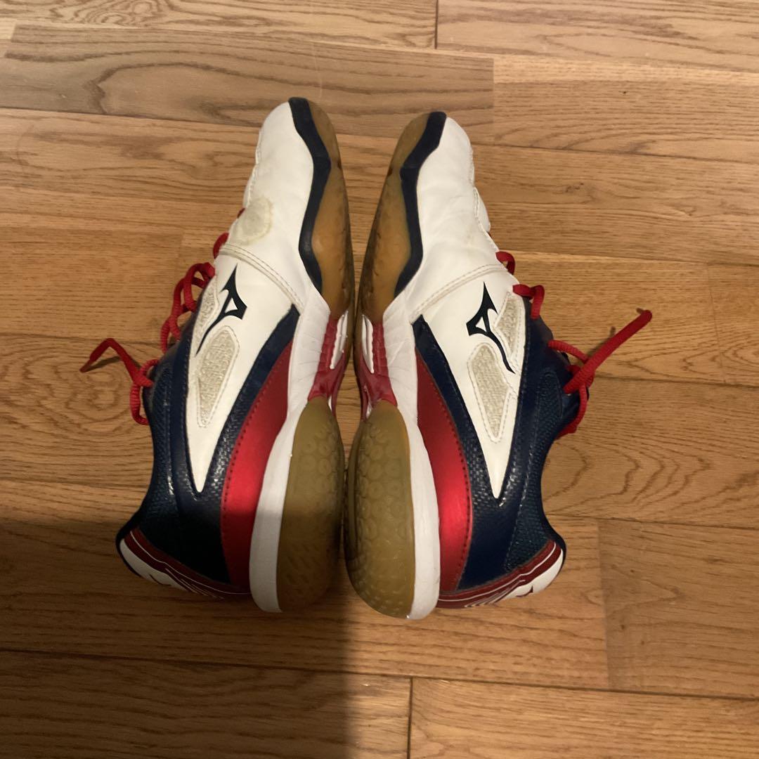 MIZUNO バドミントンシューズ　26.5 Mizuno バドミントンシューズ 白/青/赤 26、5 - メルカリ