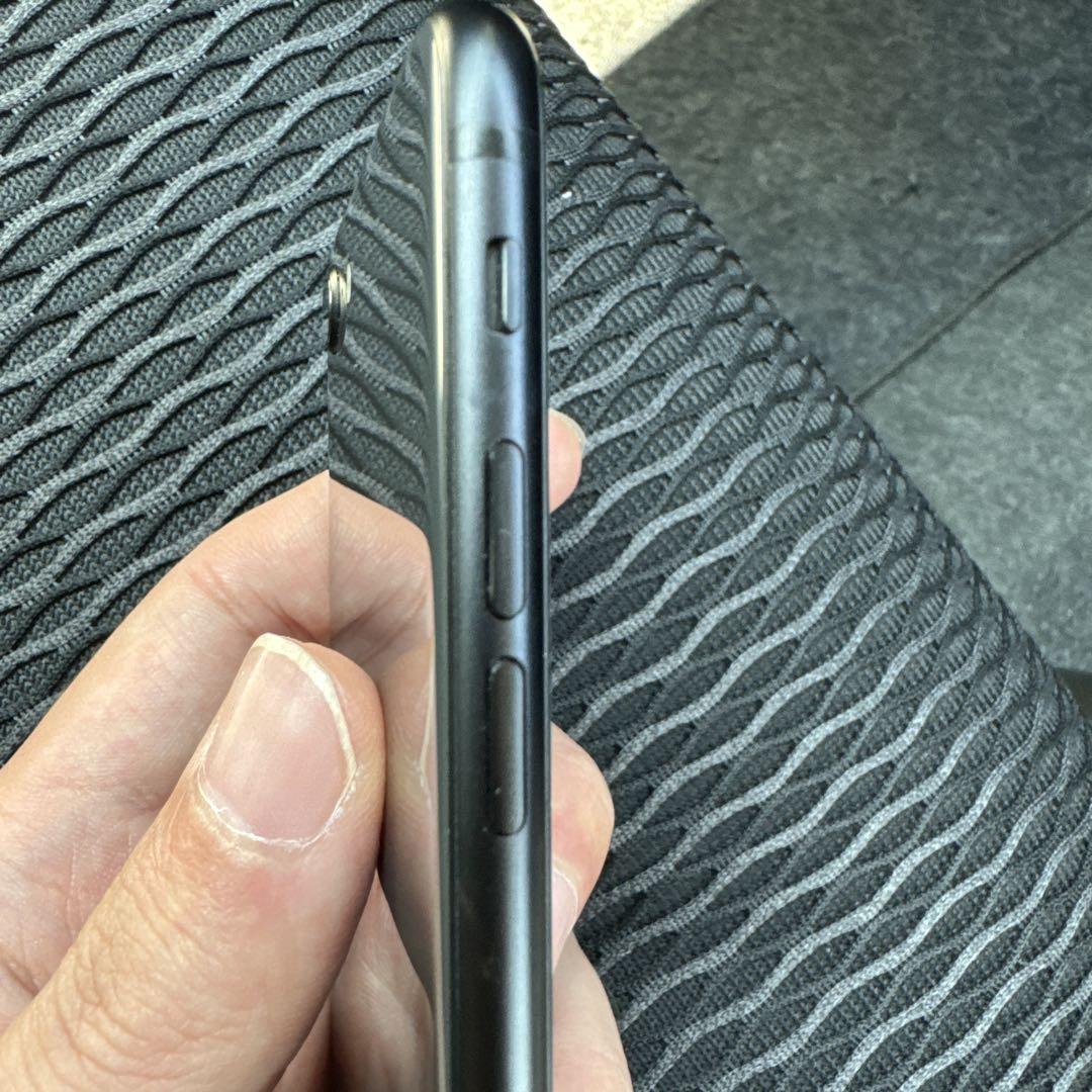 iphone SE 第2世代　64GB