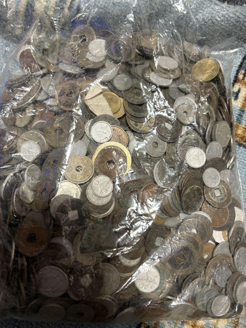 リ*オ様 旧貨幣まとめ約1.9Kg袋and銀貨など色々