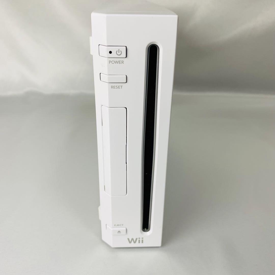 wii 本体　wiiリモコン2本　ヌンチャク2本　ハンドル2個　ソフト4本
