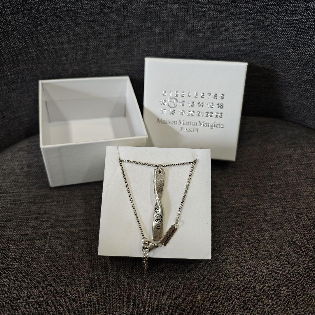 美品Maison Margiela ロゴ ツイストネックレス/シルバー Maison Margiela ロゴ ツイストネックレス シルバー