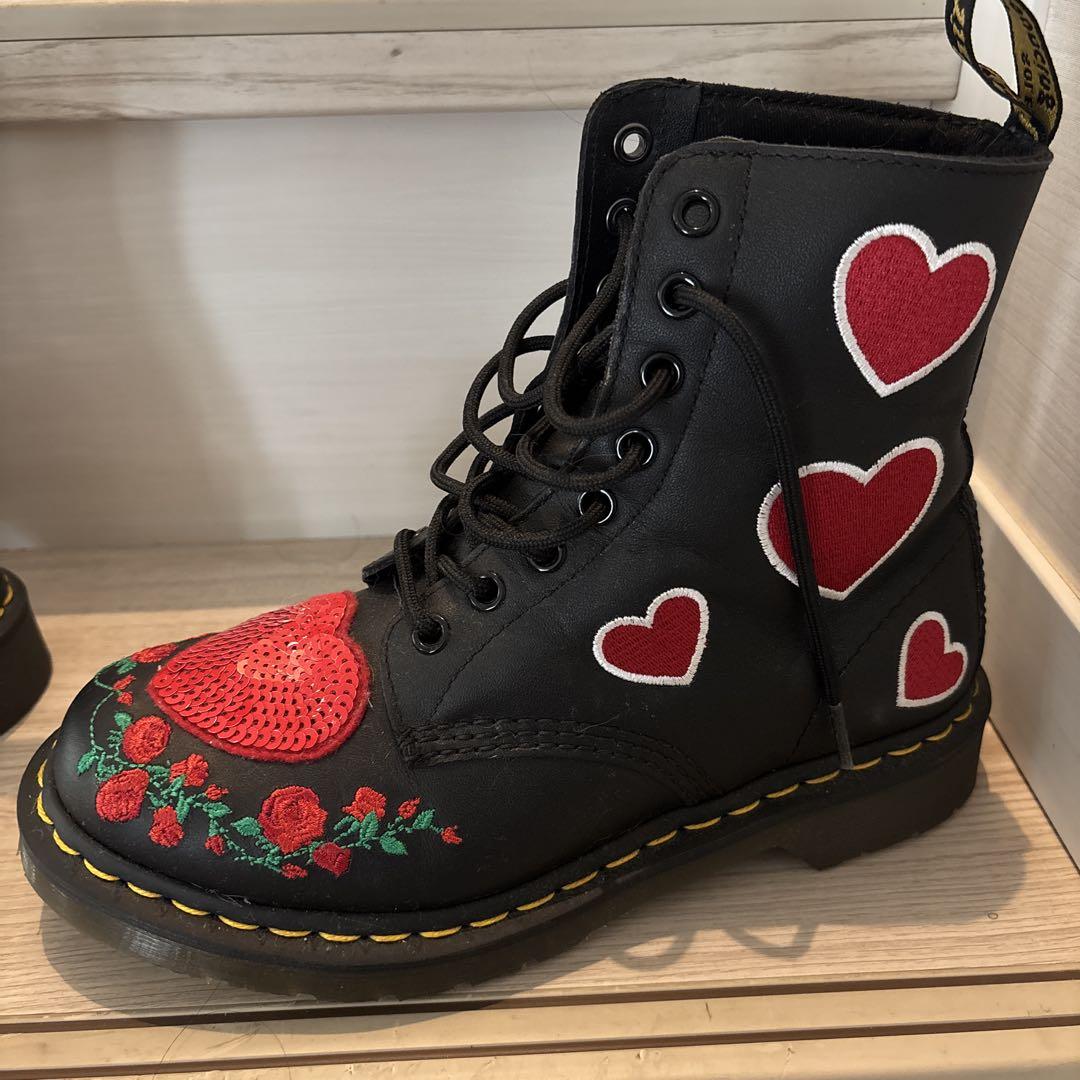 Dr.Martens ドクターマーチン バレンタイン限定ブーツ 2024年バレンタイン】「ドクターマーチン」からピンクグラデの