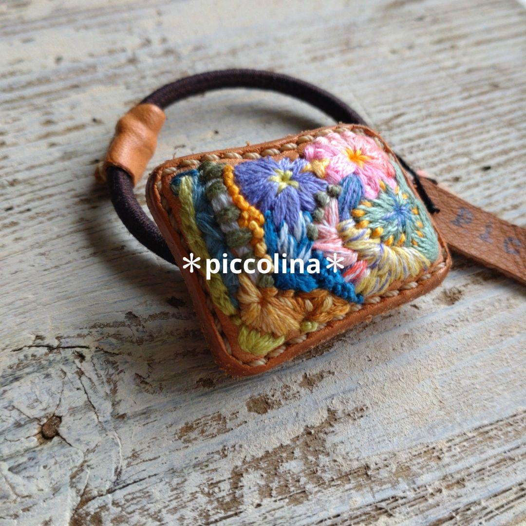 刺繍　ヘアゴム　革小物　レザー　ブレスレット　かわ　花　刺繍小物