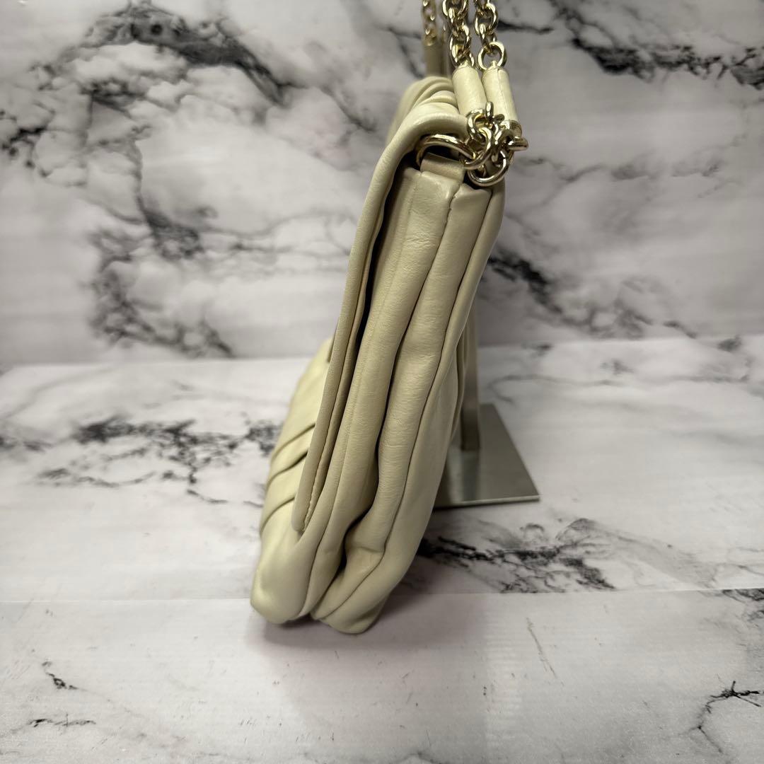 (美品)大人気、アニヤハインドマーチ、チェーンショルダー、人気色、クリーム色、金