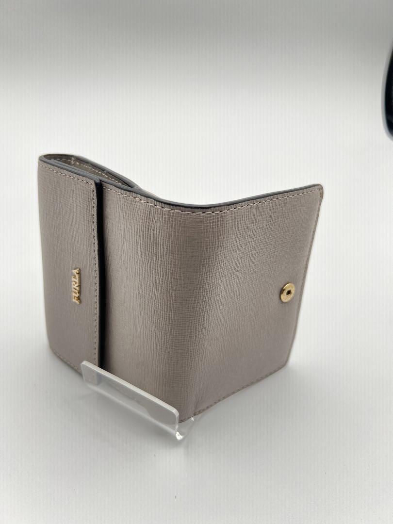 【FURLA フルラ　折財布】ダブルホック　グレー　ロゴ入 FURLA フルラ 折財布】ダブルホック グレー ロゴ入 - メルカリ