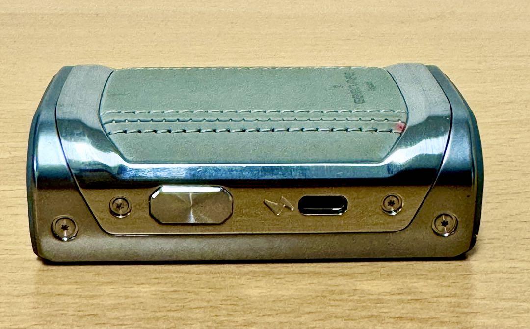 geek vape aegis touch と　3000mah充電池