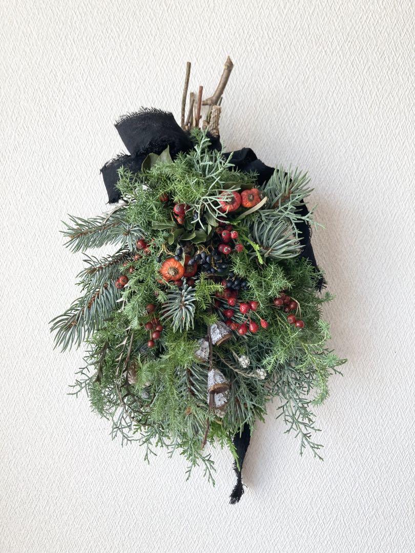 針葉樹と赤い木の実のスワッグ　クリスマススワッグ　クリスマスインテリア雑貨 ナチュラルドライフラワー 針葉樹と赤い実のスワッグ
