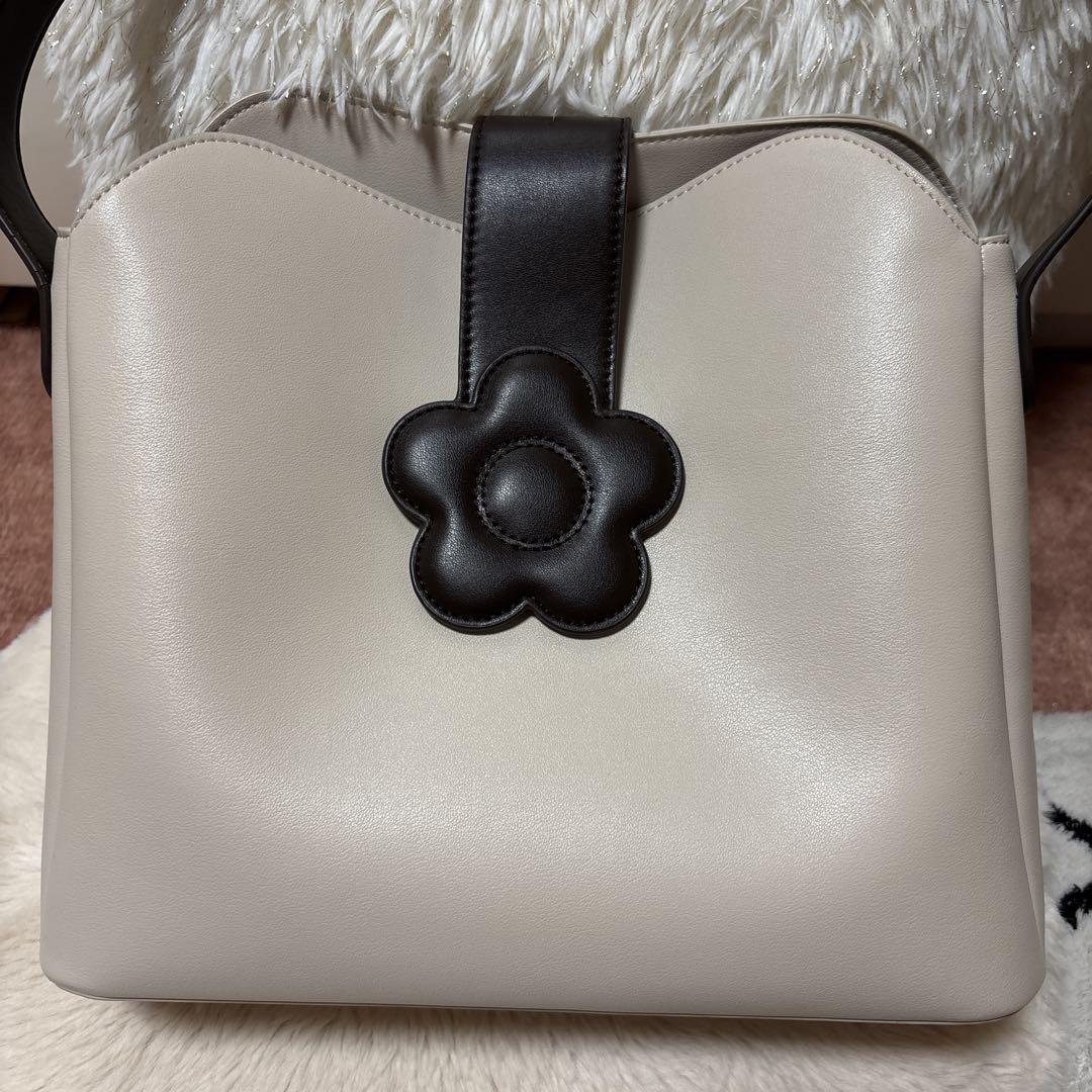 MARYQUANT フラップデイジー トートバッグ ベージュ マリクワ 美品 MARYQUANT フラップデイジー トートバッグ ベージュ マリクワ 美