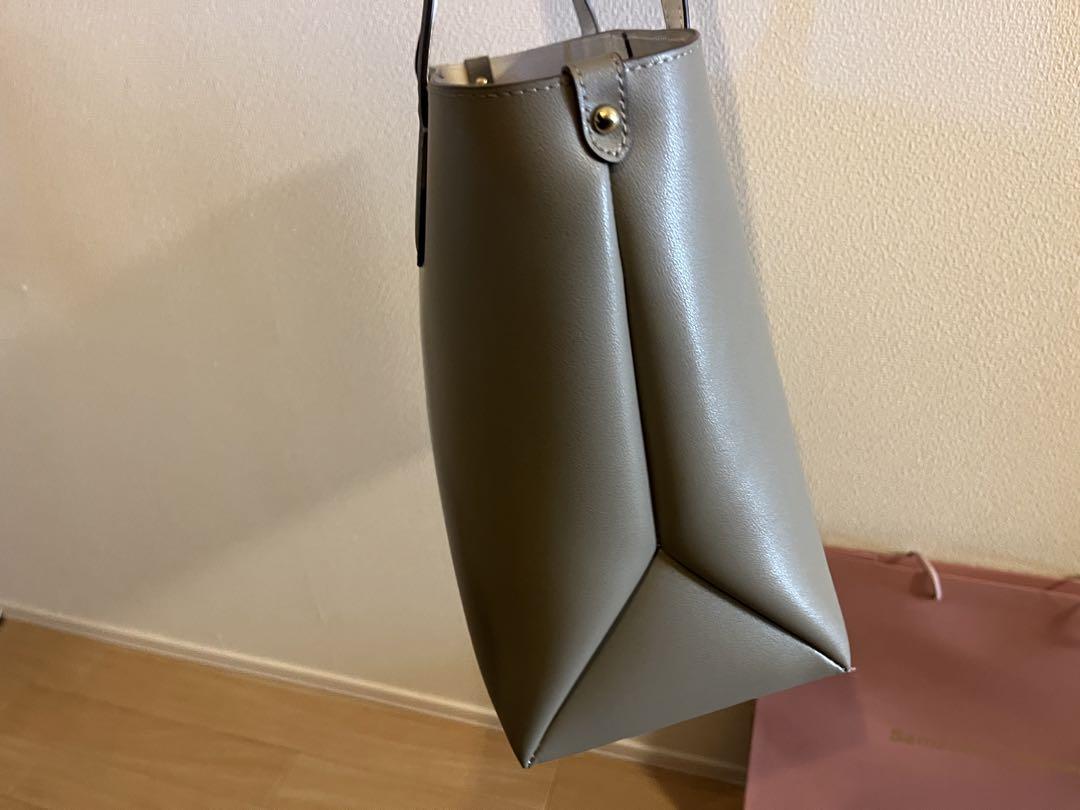 グレー
