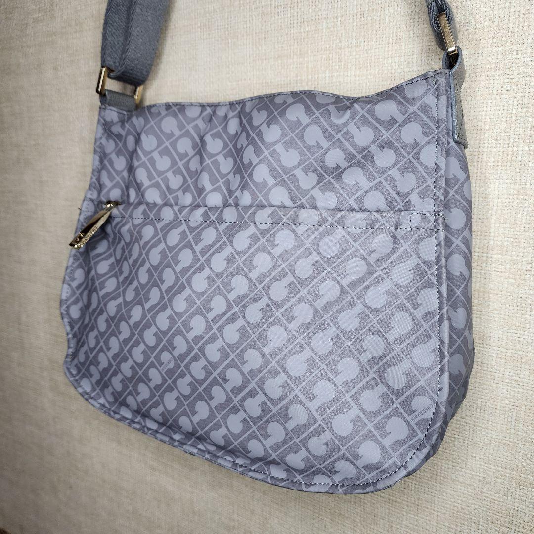 【美品】ゲラルディー二  ショルダーバッグ  斜め掛け 　グレー